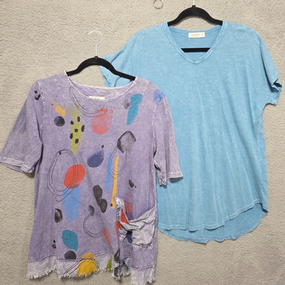 Jess & Jane Womens‎ Tops Lot of 2 Purple Painted w/ Pocket & Blue V-Neck Small